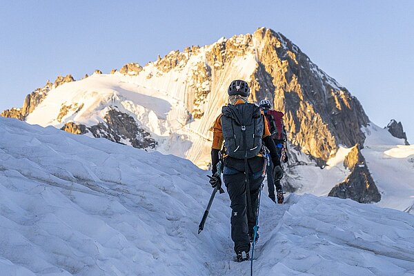 Bergsteiger im Gletscherbruch auf verschneitem Gipfelaufstieg